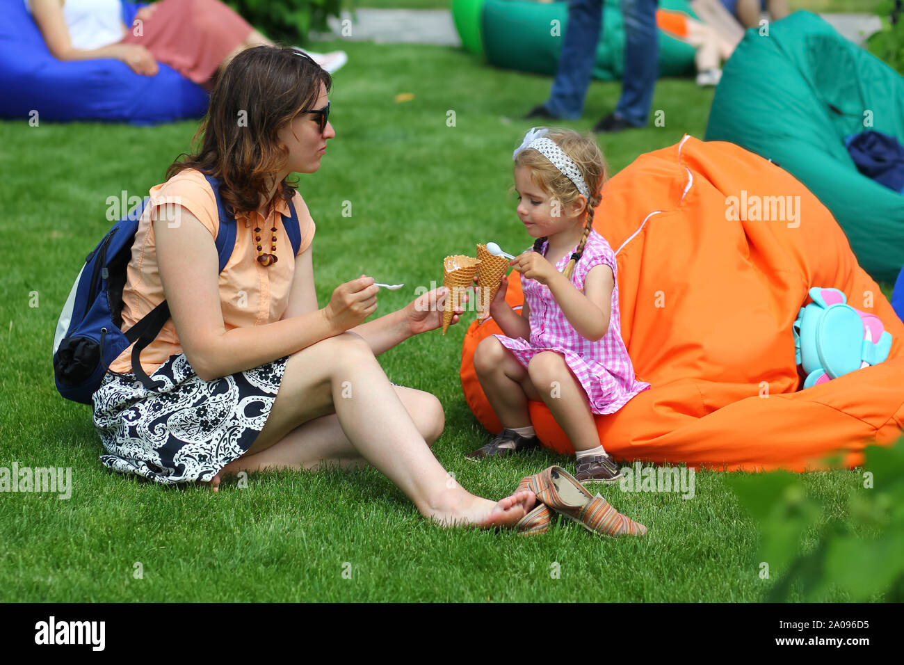 Mutter und Tochter Eis essen im Sommer Park Stockfoto