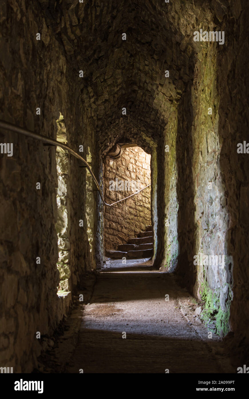 Ende einer Passage bei Carreg Cennen Castle Wales mit Treppe nach oben Stockfoto