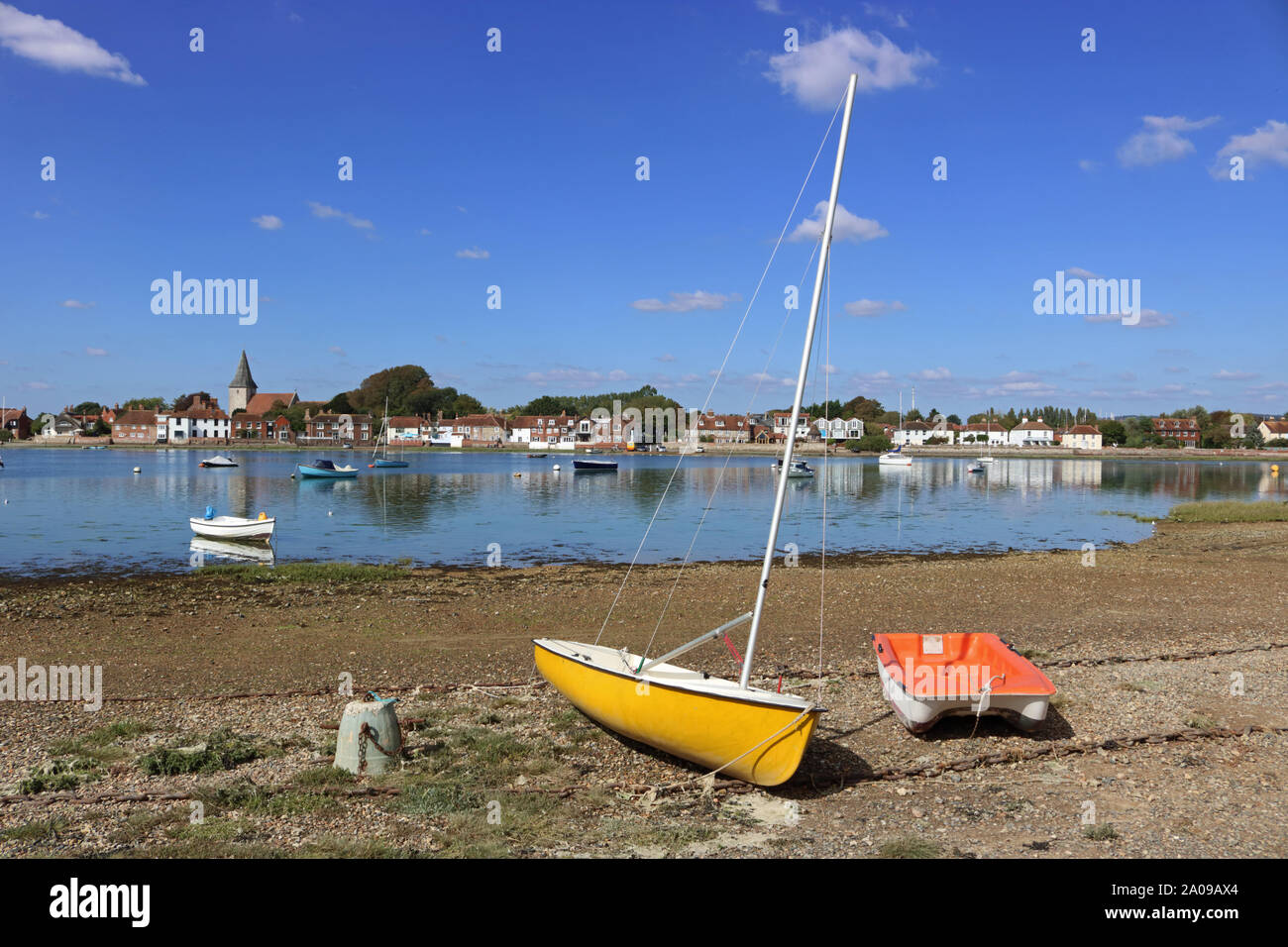 Bosham, West Sussex, England. Ein warmer Tag mit blauem Himmel am historischen Ort Bosham. Die Mündung ist Teil der Chichester Harbour. Stockfoto