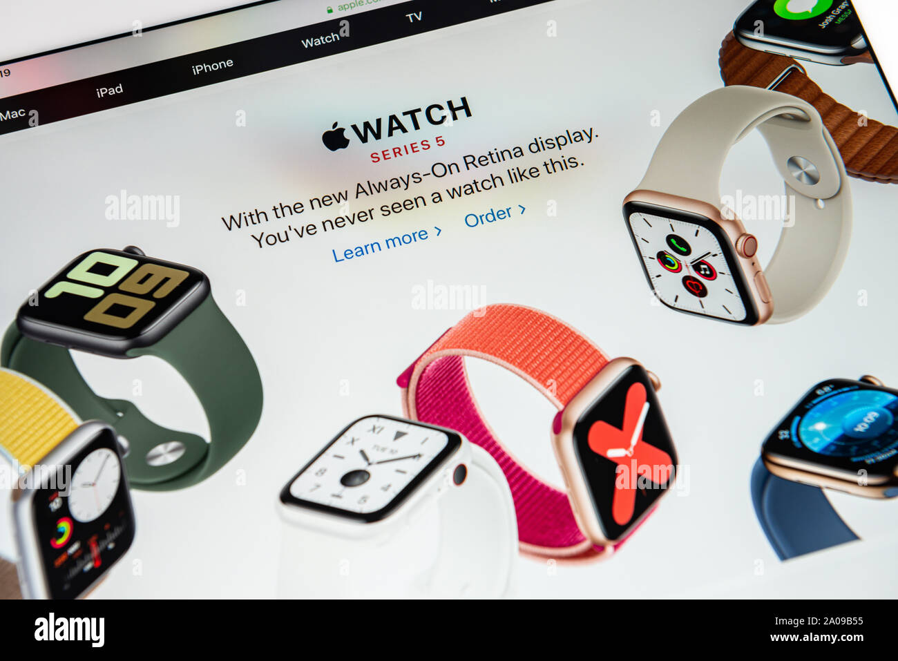 Kiew, Ukraine - 19. September 2019: eine Nahaufnahme von apple.com Website mit einer Ansage über Apple Inc. offiziell die Apple Watch Ser freigegeben Stockfoto