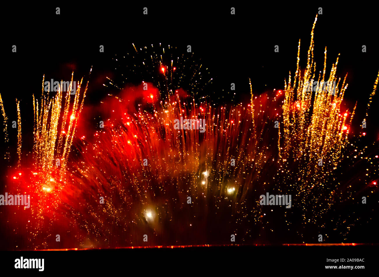 Fulminate, bunt, leuchtend, echten Feuerwerk bei Nacht Stockfoto