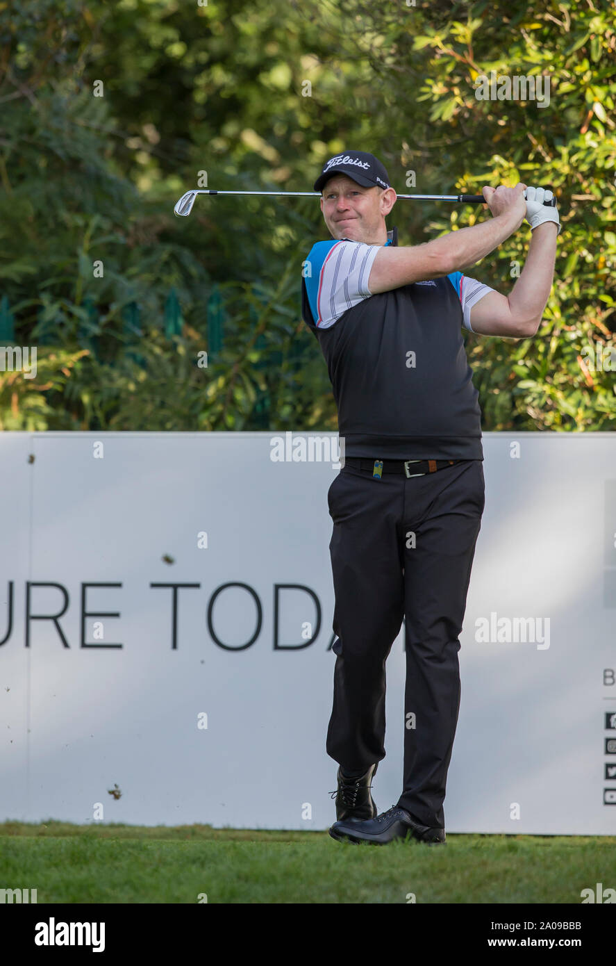 19. September 2019; Wentworth Club, Surrey, England; European Tour Golf, BMW PGA Championship Wentworth, Runde 1; Stephen Gallacher (SCO) unter seinem T-Stück, das an der 7. Bohrung Stockfoto