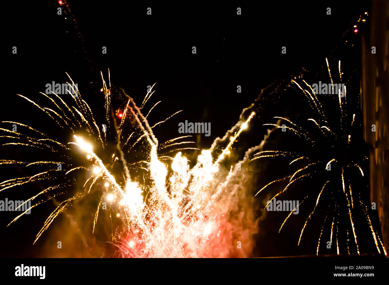 Fulminate, bunt, leuchtend, echten Feuerwerk bei Nacht Stockfoto