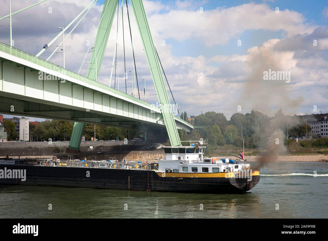 Durch einen Brand im Maschinenraum, der Motor Schiff Stolt Florenz hatte für den Deutz-Hafen zu Kopf, 12. September 2019, Severins Brücke, Köln, Ger Stockfoto