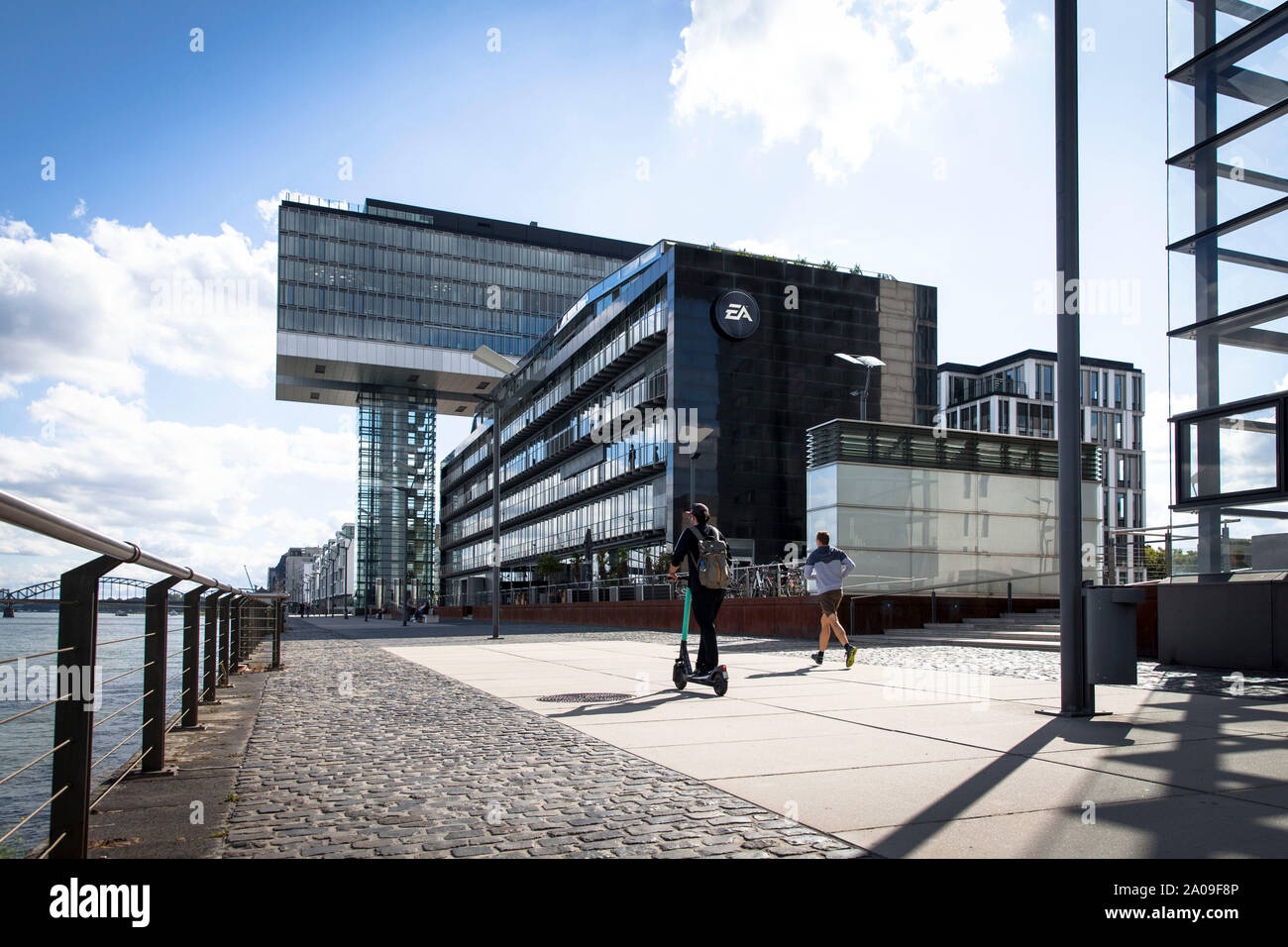 Kranhaus Süd und das Büro Gebäude der Bank im Rheinauer Hafen, Mann auf e-Scooter, Köln, Deutschland. Kranhaus Süd und das BUEROGEBAEUDE T Stockfoto