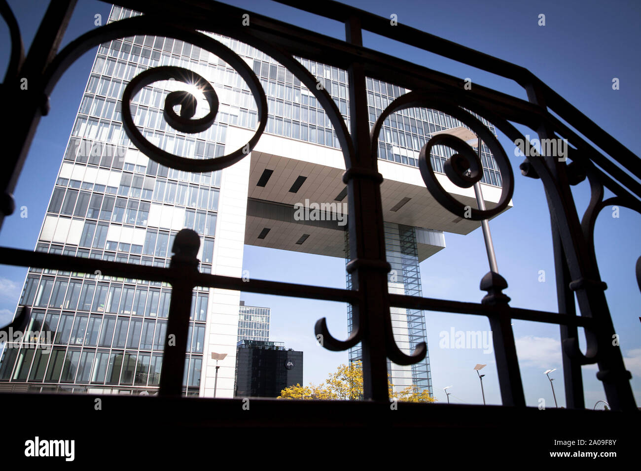 Kranhaus Süd im Rheinauer Hafen, schmiedeeisernen Geländer am alten Hafen Büro, Köln, Deutschland. Kranhaus Süd im Rheinauhafen, schmiedee Stockfoto