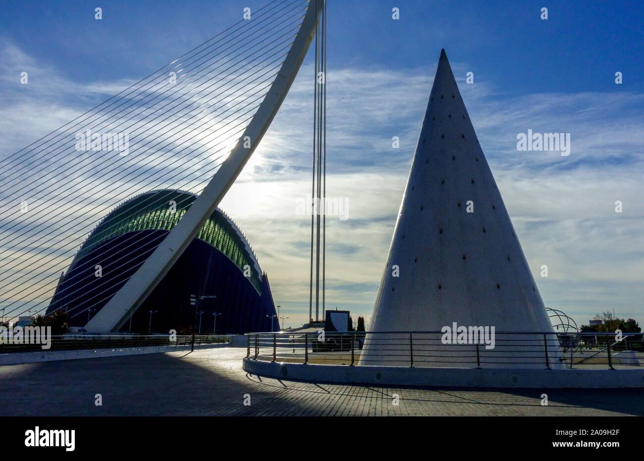 Valencia Spanien Stadtansicht Valencia Stadt der Künste und Wissenschaften, Agora, futuristische Stadt Valencia Brückenkegel in der Morgensonne Moderne spanische Architektur Stockfoto