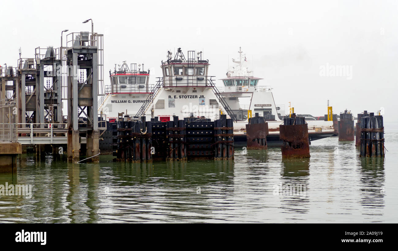 Fähren an einem nebligen Tag im Port Aransas, Texas Seite Fähre Landung auf dem Corpus Christi Ship Channel versammelt. Stockfoto