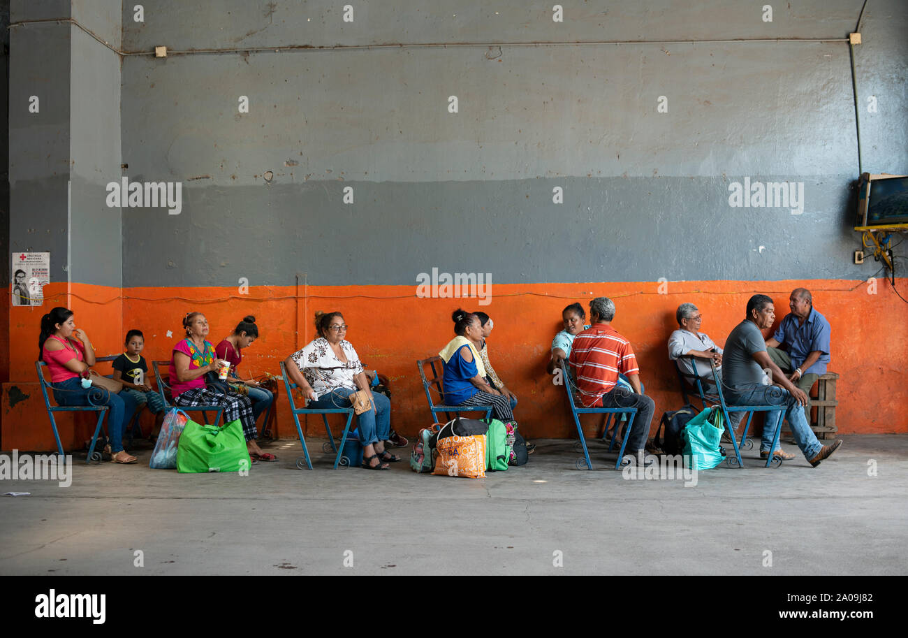 Bus Terminal mit Einheimischen für Ihren Abflug in dem Dorf Santiago Ixcuintla, Nayarit, Mexiko warten. Jun 2019 Stockfoto