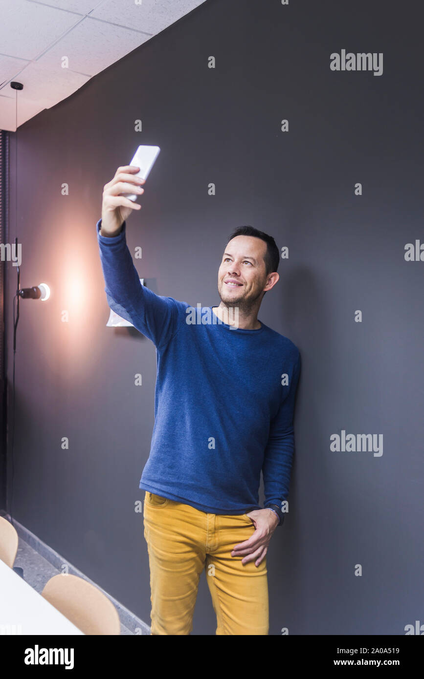 Happy Geschäftsmann unter selfie durch Smart Phone im Büro Stockfoto