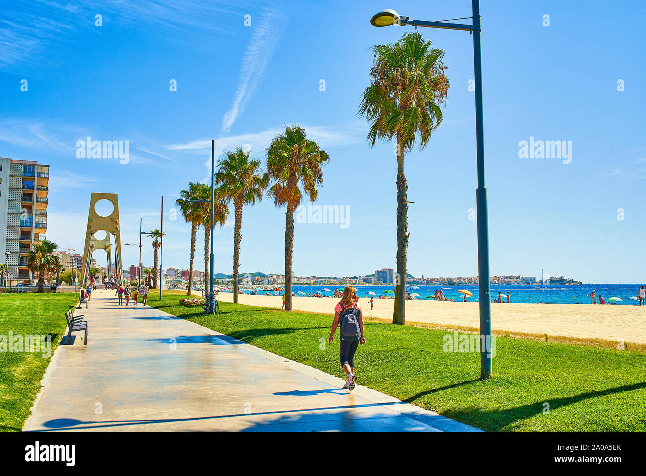 San Antonio de Jávea/Xàbia, Spanien - 21 August 2018. Touristen Überquerung der Strandpromenade von Sant Antoni de Calonge mit dem Valentina Brücke der b Stockfoto