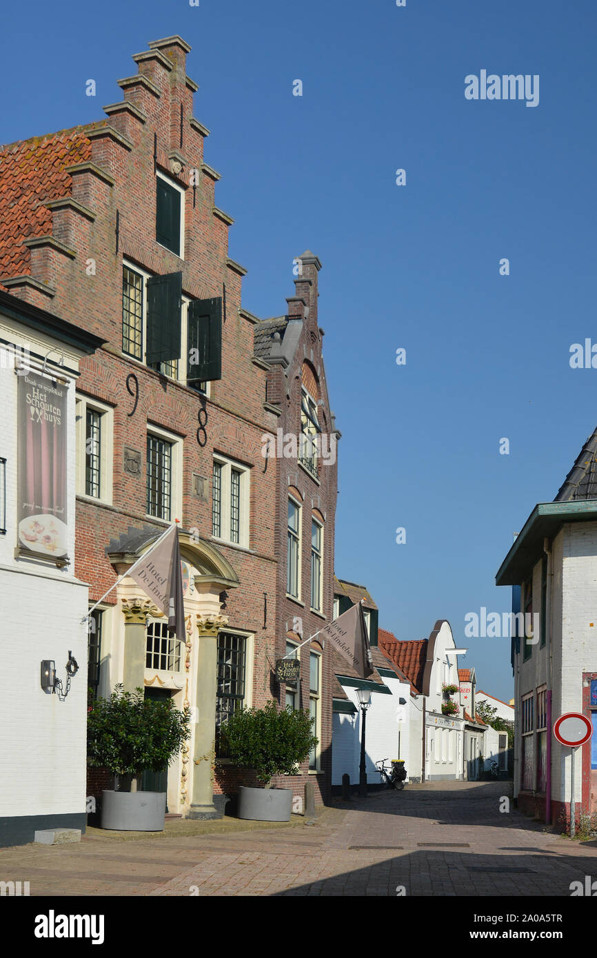 Den Burg, Texel / Niederlande - August 2019: Alte Gebäude in kleinen Seitenstraße der Hauptstadt der Insel Texel Den Burg Stockfoto