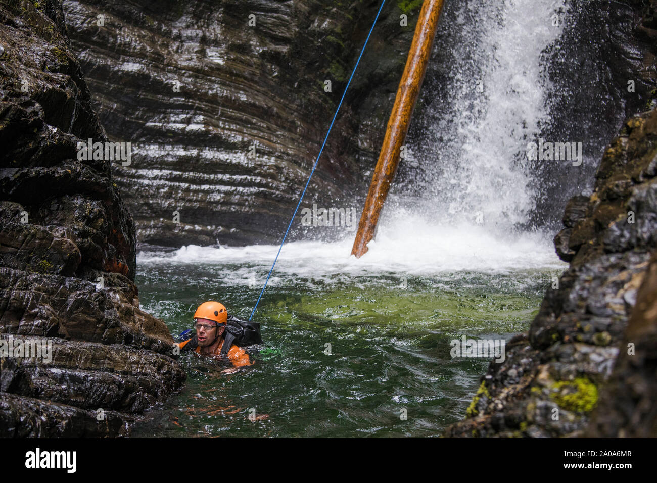 Man schwimmt in Sicherheit nach unten abseilen Wasserfall. Stockfoto