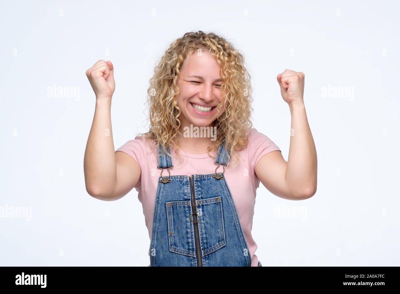 Happy Elegant blonde lockige Mädchen feiern ihren Erfolg und Kamera. Positive facial menschliche Emotion Stockfoto