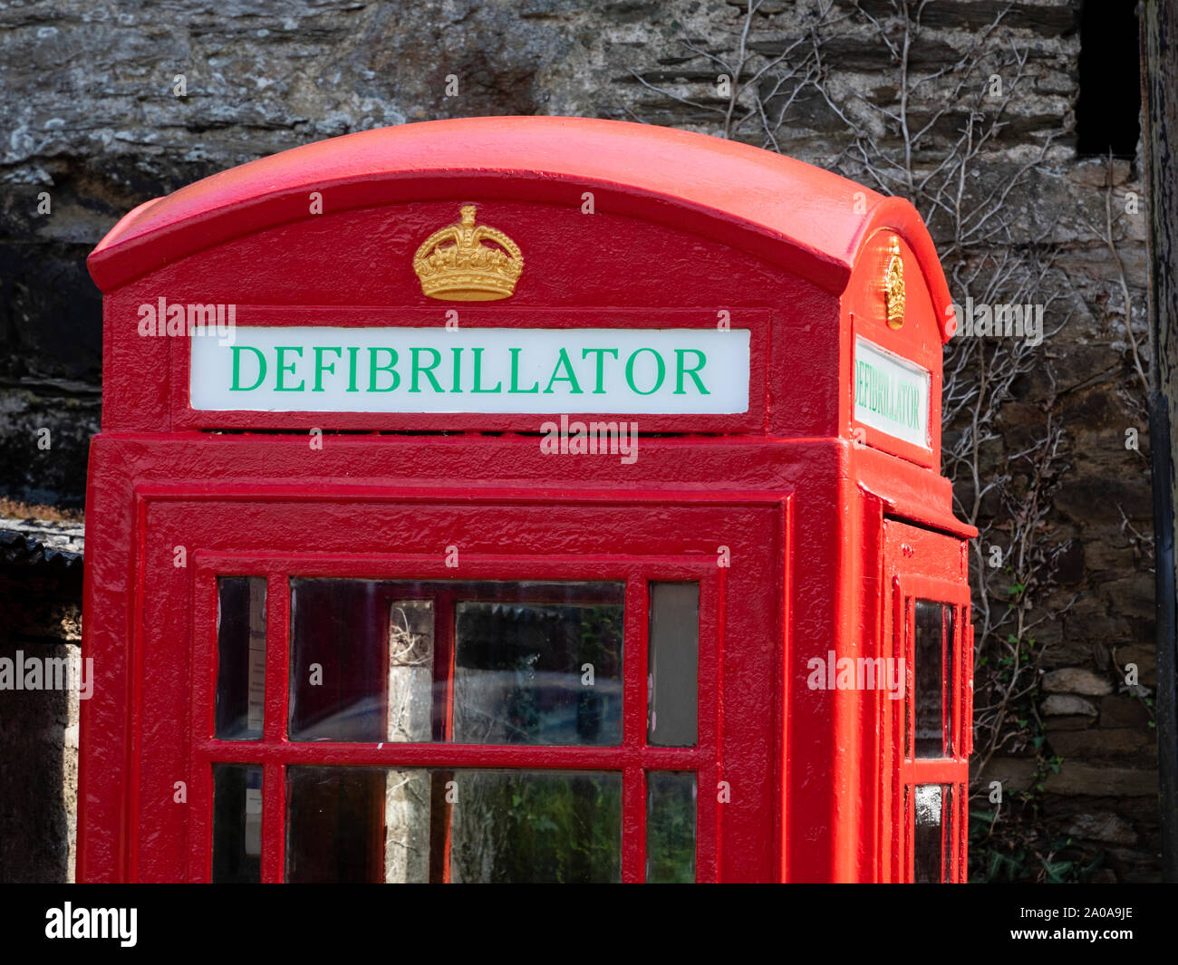Iconic veraltete BT rote Telefonzelle umfunktionierte ein defibrillator in einer Devon Lane zu Haus Stockfoto