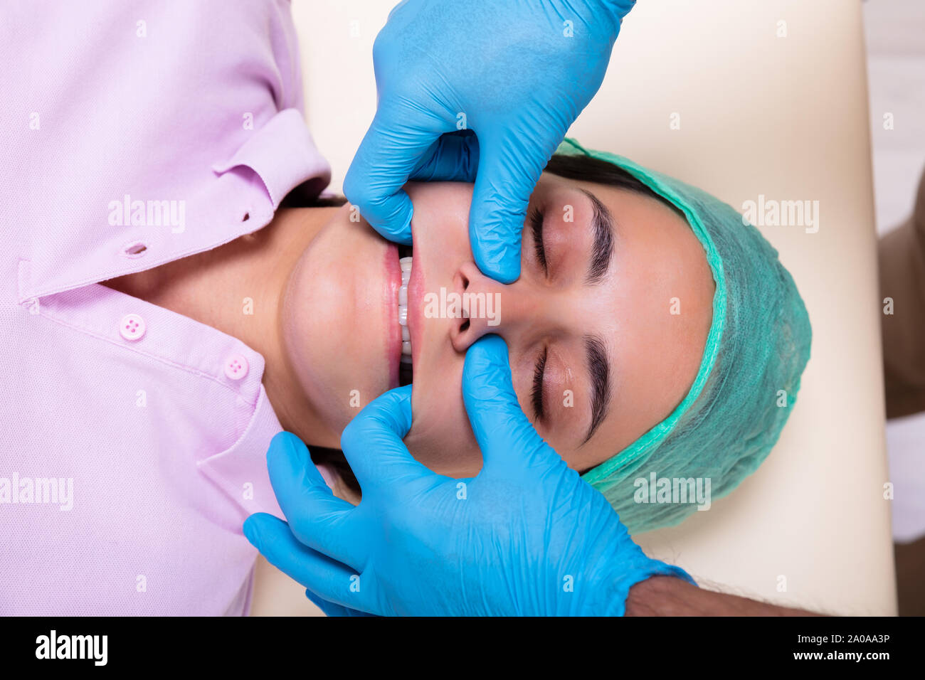 Eine Ansicht von oben Physiotherapeuten durchführen Kiefer Massage Stockfoto