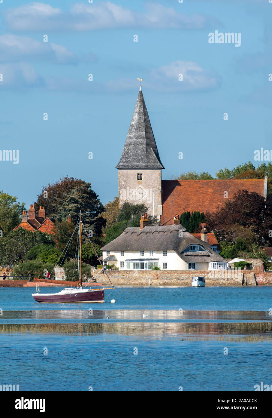 Flut in dem malerischen Dorf Bosham, der Kirche der Heiligen Dreifaltigkeit, Chichester Harbour, West Sussex, England, Großbritannien Stockfoto