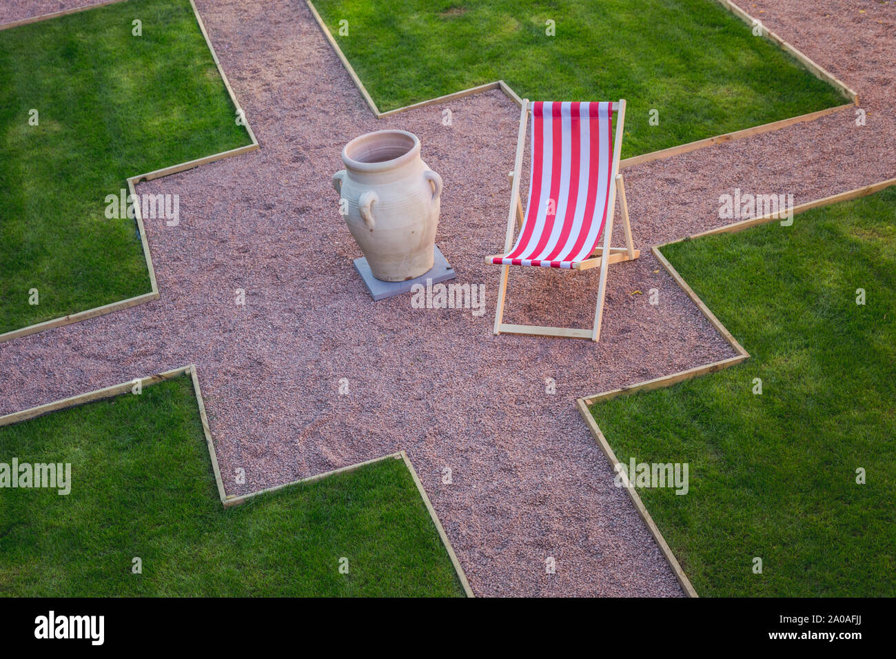 Leeren Liegestuhl in einer Stadt Garten Stockfoto