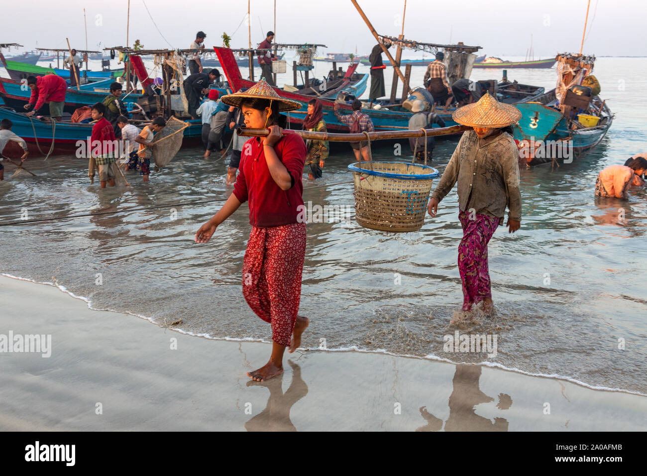 Ngapali Beach. Myanmar. 02.08.13. Junge fishwives bringt die Nächte an Land fangen in der Morgendämmerung am Ngapali Beach im Rakhine State in Myanmar (Burma). Stockfoto