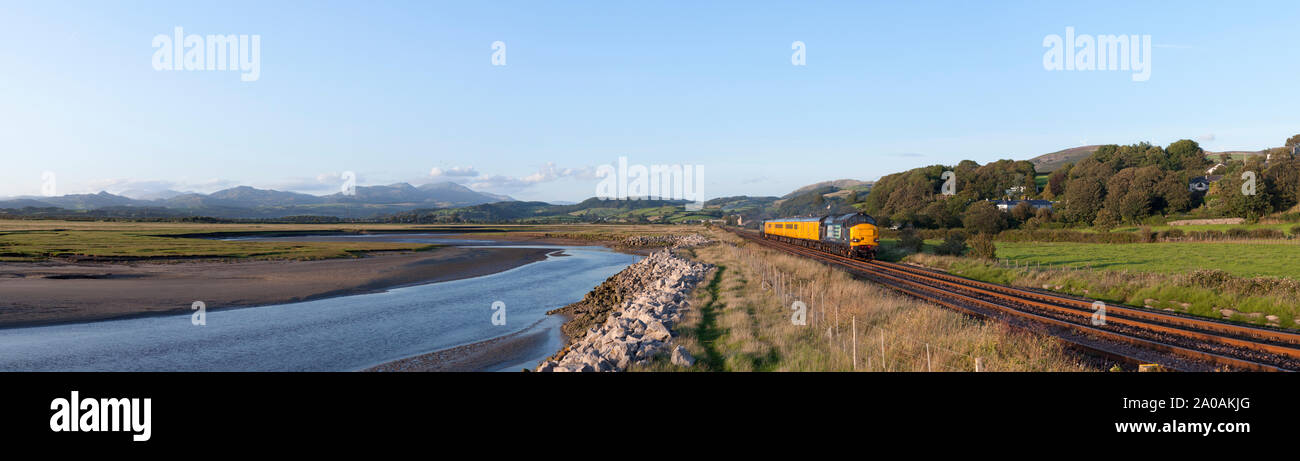 Direct Rail Services Klasse 37 Diesellok vorbei Kirkby In Furness an der malerischen Küste von Cumbria Eisenbahn mit einem Network Rail test Train Stockfoto
