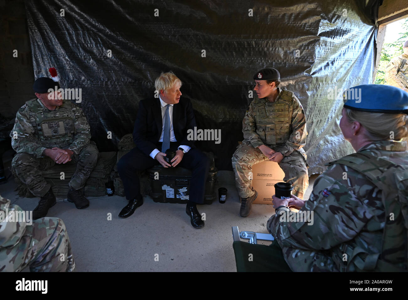 Premierminister Boris Johnson trifft sich mit Militärs in eine Hütte auf Salisbury Plain Training Area in der Nähe von Salisbury. Stockfoto