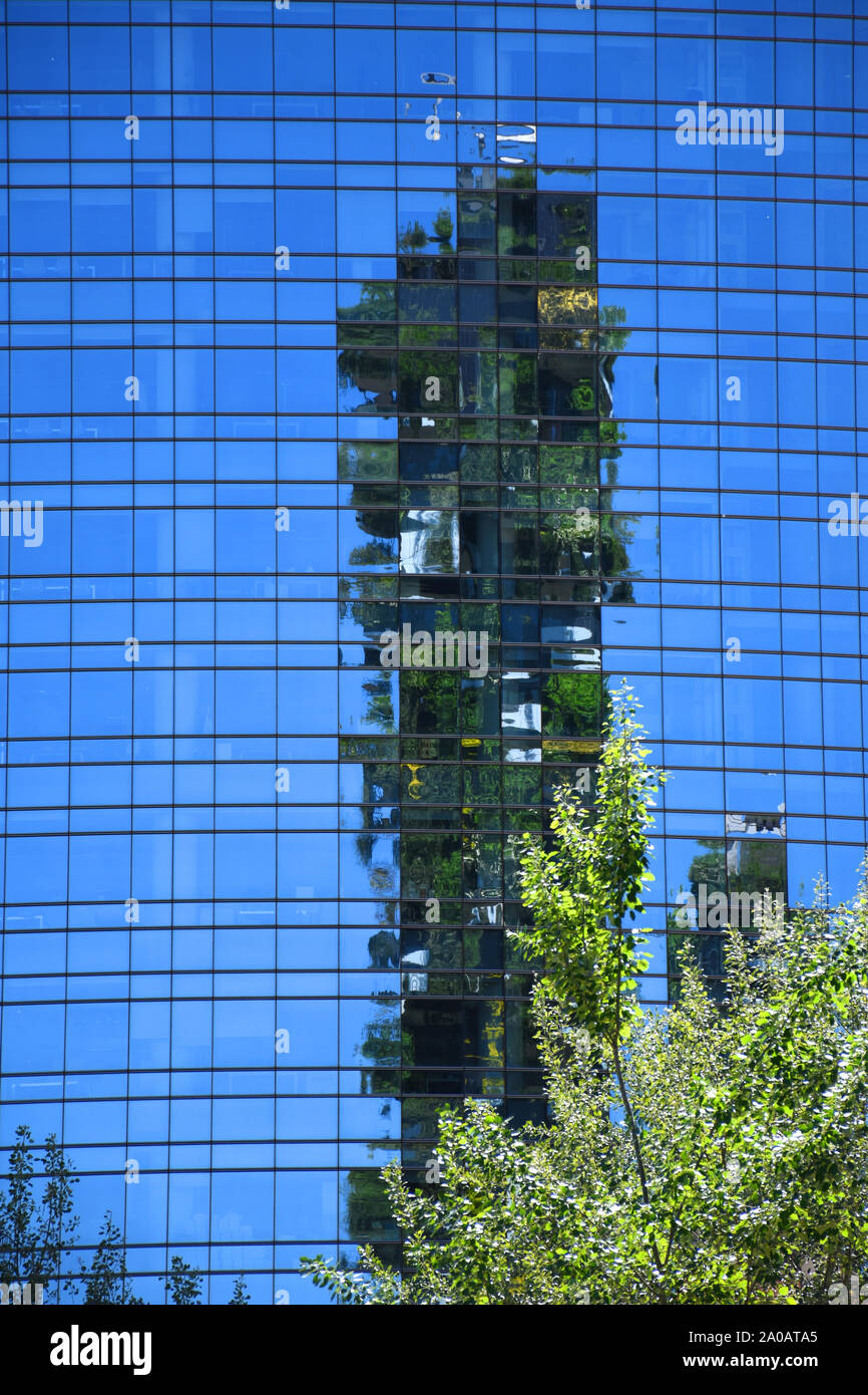 Reflexion der Bosco Verticale (vertikale Wald) Wohntürme mit 900 Bäume als "vertikale Wald" auf dem Glas Unicredit Turm Wolkenkratzer bauen Stockfoto