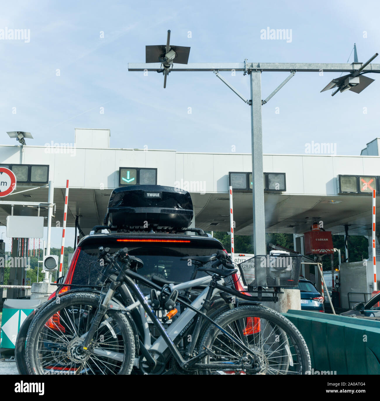 Dijon, Burgund/Frankreich - 27. August 2019: Viele Autos durch Mautstellen in schweren Sommerurlaub Verkehr auf der französischen Autobahn system Stockfoto