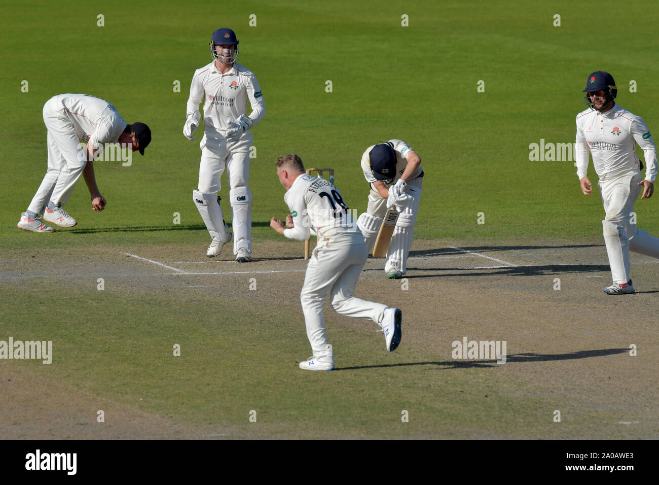 Der Lancashire Matthew Parkinson feiert die wicket von Middlesex von Nathan Sowter bei Tag vier der Specsavers County Championship Division zwei Spiel im Old Trafford, Manchester. Stockfoto