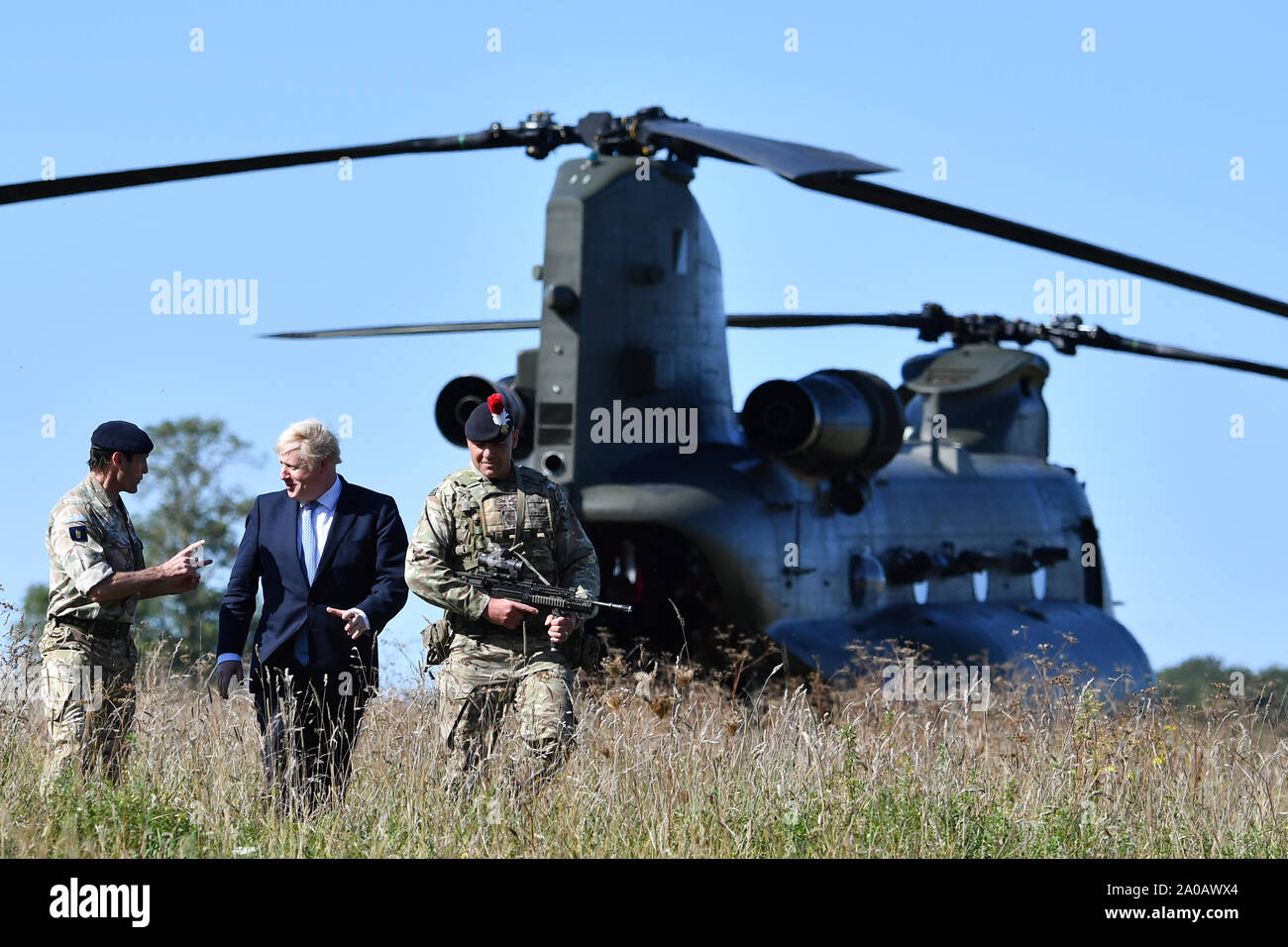 Premierminister Boris Johnson kommt in ein Chinook Hubschrauber Militär auf Salisbury Plain Training Area in der Nähe von Salisbury zu besuchen. Stockfoto