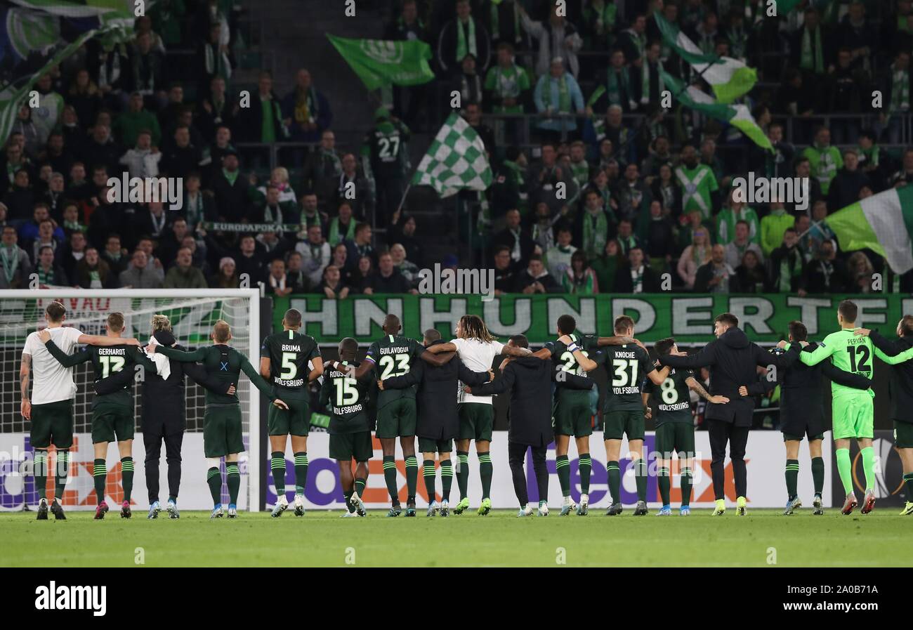 Wolfsburg, Deutschland. 19 Sep, 2019. firo: 19.09.2019, Fußball, UEFA Europa League, EL, Saison 2019/2020 VfL Wolfsburg - PFK Oleksandrija 3:1 Jubel, Tanz der Wolfsburg Spieler vor die Fans | Verwendung der weltweiten Kredit: dpa/Alamy leben Nachrichten Stockfoto