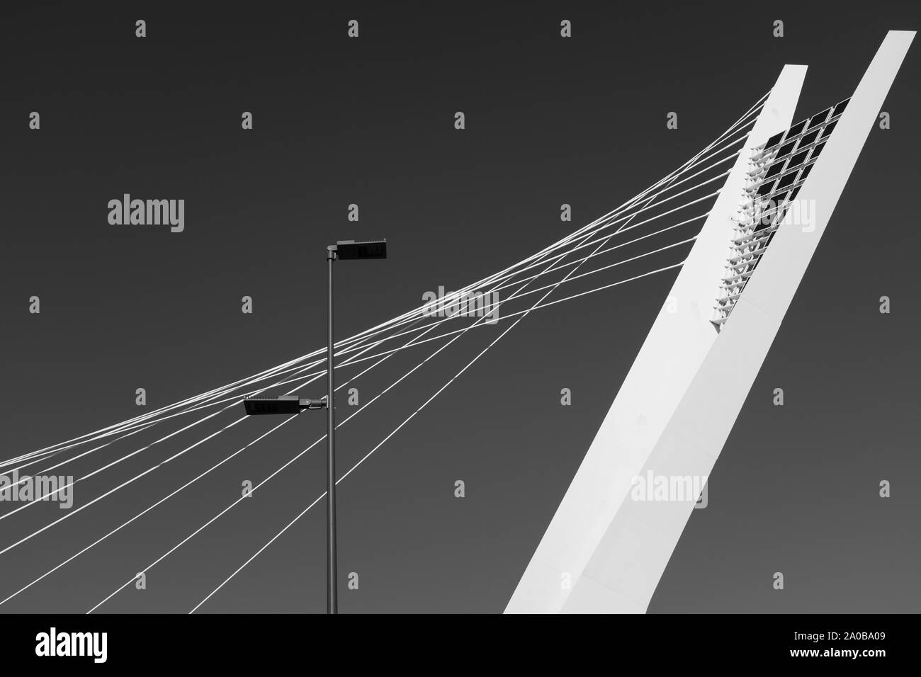 Moderne Strukturen und street light, geometrische Form. Schwarze und weiße Nahaufnahme der Ennio Flaiano Brücke in Pescara (Abruzzen, Italien). Stockfoto
