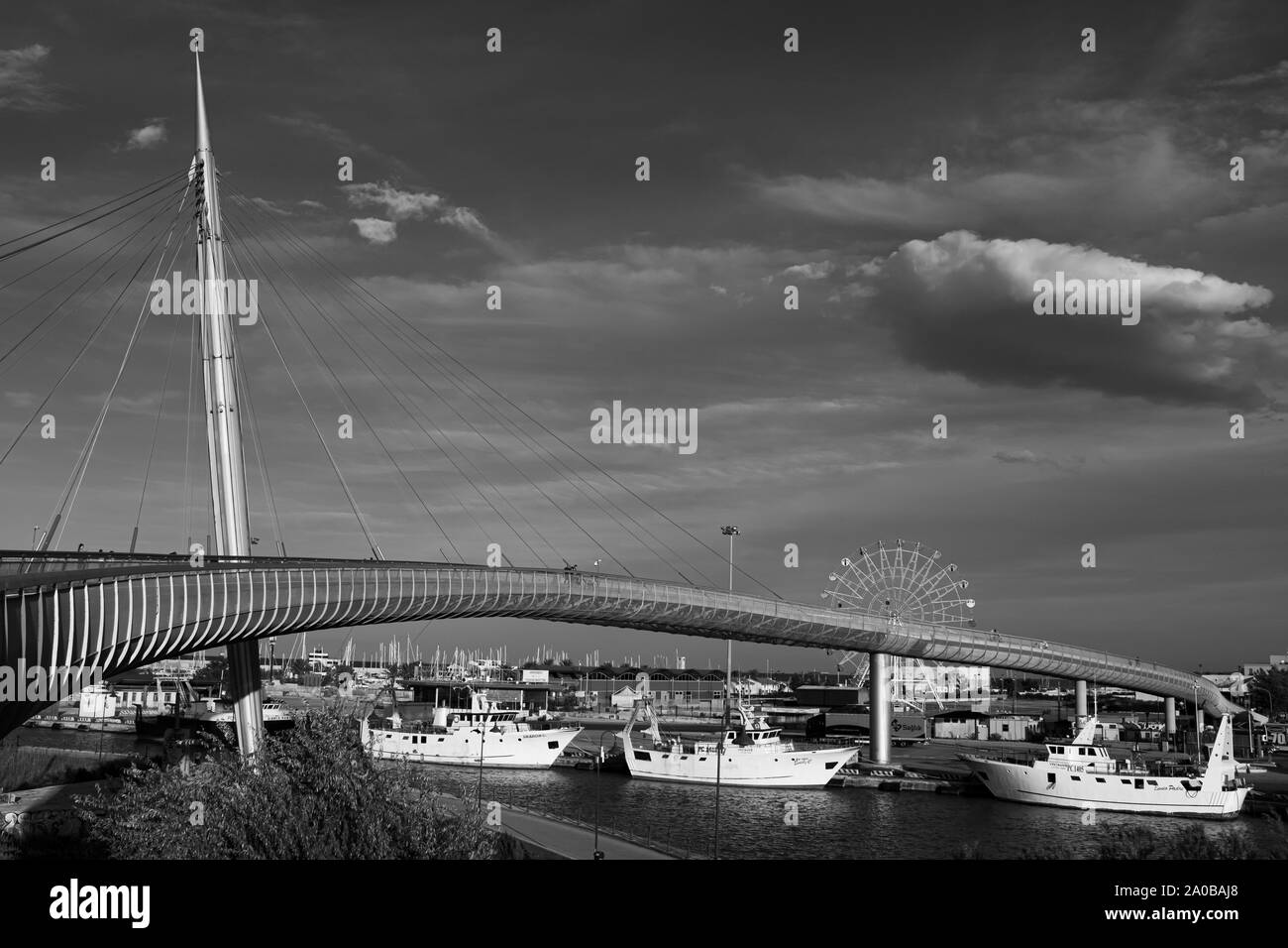 Panoramablick auf die Brücke "Ponte del Mare" in Pescara, welche Verbindung im Norden und Süden der Stadt. Die Schwarz-Weiß-Fotografie. Stockfoto