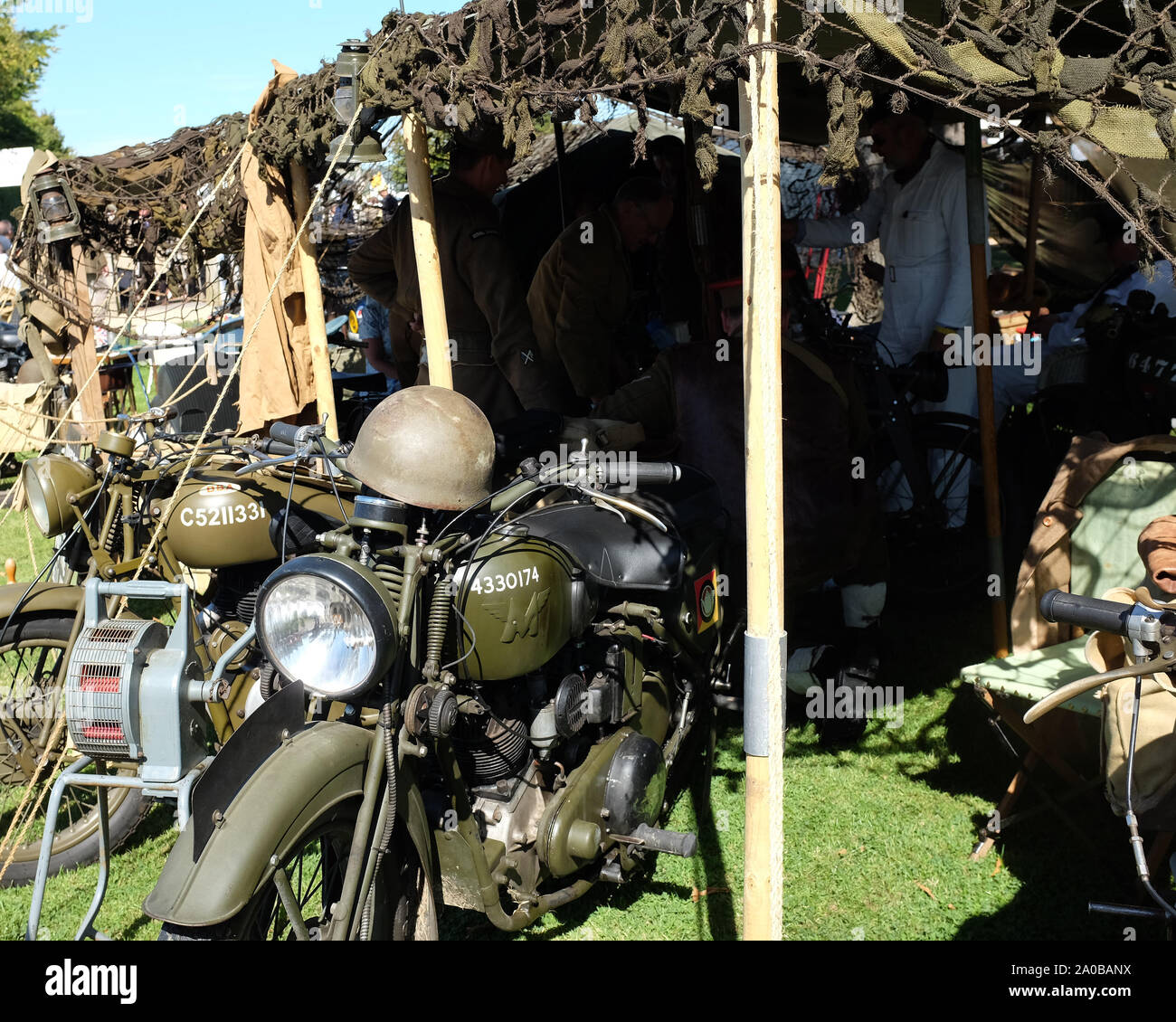 September 2019 - Militär stehen in Goodwood Revival mit Fahrrädern Stockfoto