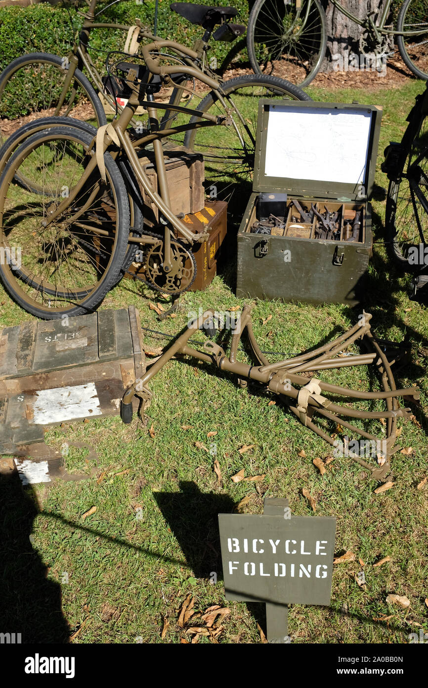 September 2019 - Militär stehen in Goodwood Revival mit Fahrrädern Stockfoto