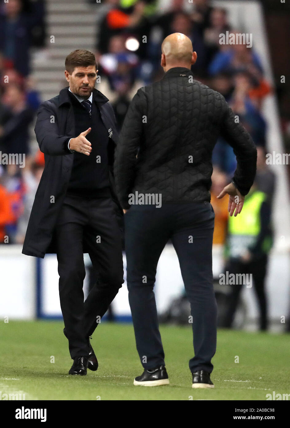 Rangers manager Steven Gerrard (links) schüttelt Hände mit Feyenoord
