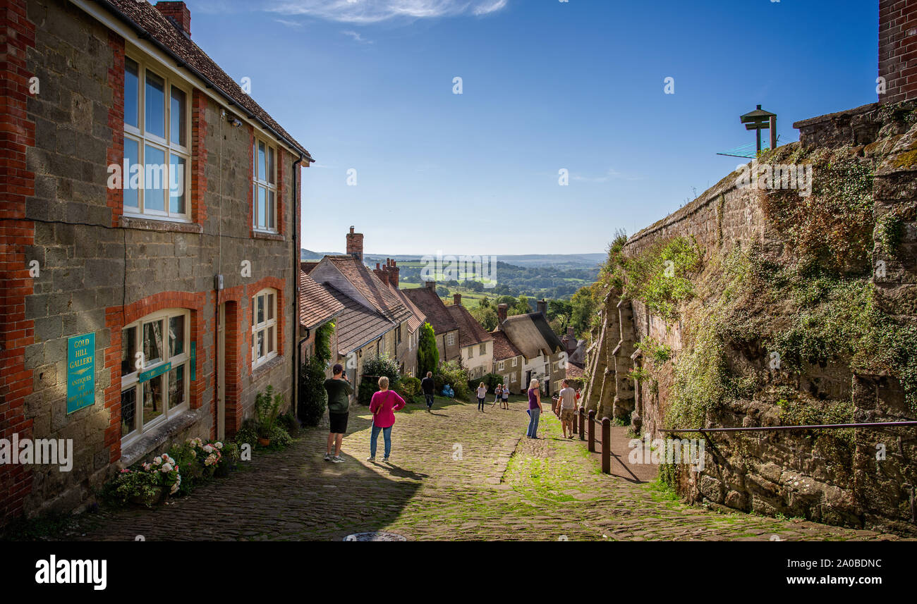 Berühmten Gold Hill in Shaftesbury, Dorset, Großbritannien am 15. September 2019 getroffen Stockfoto