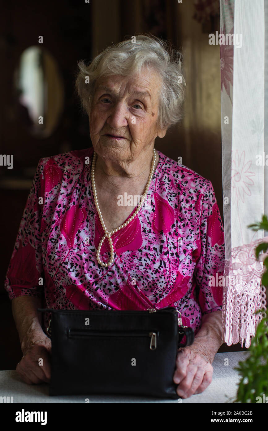 Eine Frau im fortgeschrittenen Alter, Portrait im Haus. Die älteren Bürger und die Rentner. Stockfoto