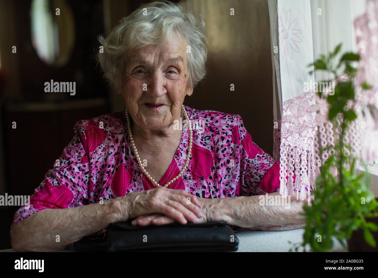 Frau im fortgeschrittenen Alter, Portrait im Haus. Die älteren Bürger und die Rentner. Stockfoto