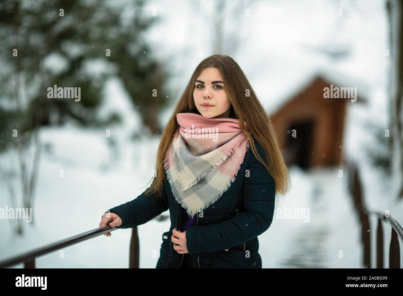 Teenage girl portrait in einer erstaunlichen Winter. Stockfoto