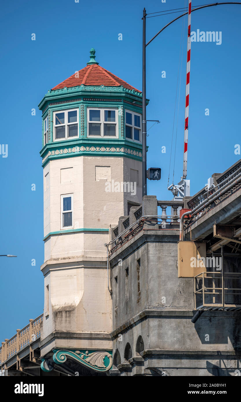 Einzigartige alte truss Zugbrücke Verkehr und Fußgänger Burnside Brücke über den Willamette River im Nordwesten Portland Oregon mit überstehenden facettierte towe Stockfoto