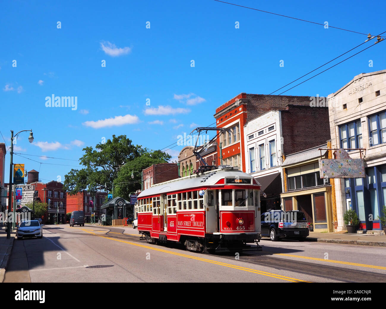 MEMPHIS, Tennessee - Juli 23, 2019: Eine elektrische Straßenbahn trolley Kreuzfahrten entlang unter dem Stromleitungen auf der Main St. in Memphis, Tennessee auf einem Sommer d Stockfoto