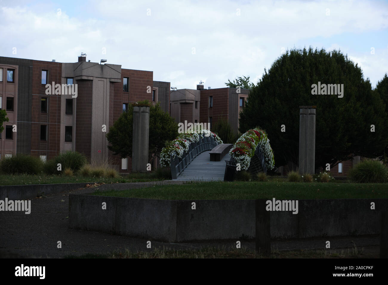 Brücke mit Blumen vor Ricardo Bofill ist Les Arcades Stockfoto