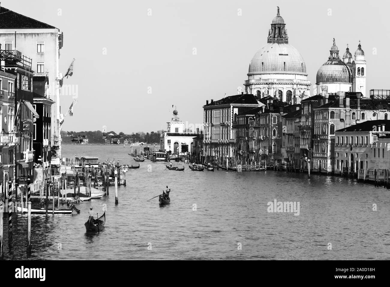 Schönen venezianischen Ansicht mit Grand Canal, Basilika Santa Maria della Salute und die traditionellen Gondeln in Venedig, Italien (Schwarz und Weiß alten retro Styl Stockfoto