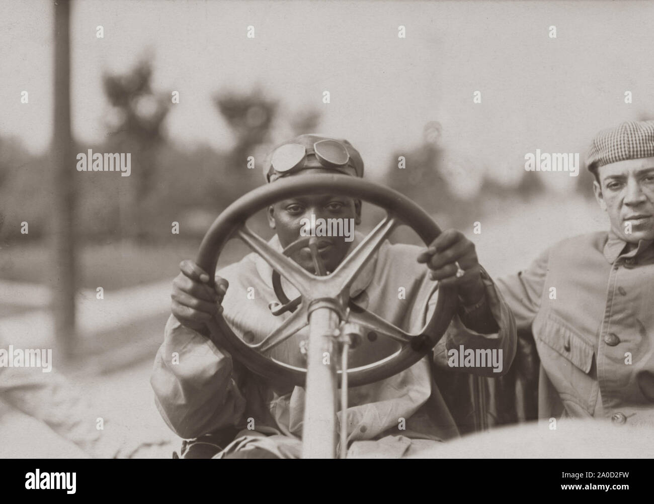 Boxing Champion Jack Johnson hinter dem Steuer seines 90 Pferdestärken Thomas Flyer Automobil im Jahr 1910. Einige andere Geschäfte, einschließlich lukrative Aufschriftabkommen. Johnson starb bei einem Autounfall am 10. Juni 1946, im Alter von 68 Jahren. Stockfoto