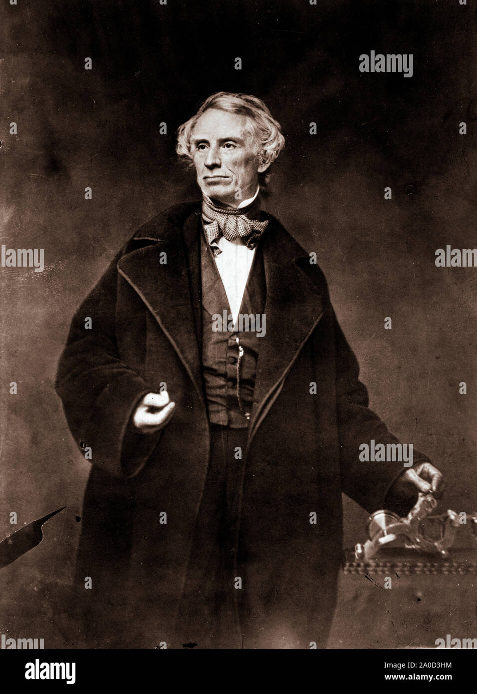 Samuel F.B. Morse, Brustbild, mit der linken Hand auf einem fernschreiber Apparate posiert, mit leicht nach links. Neben der Erfinder von Morse Code, Morse war eine hoch qualifizierte Portrait Maler, Stockfoto