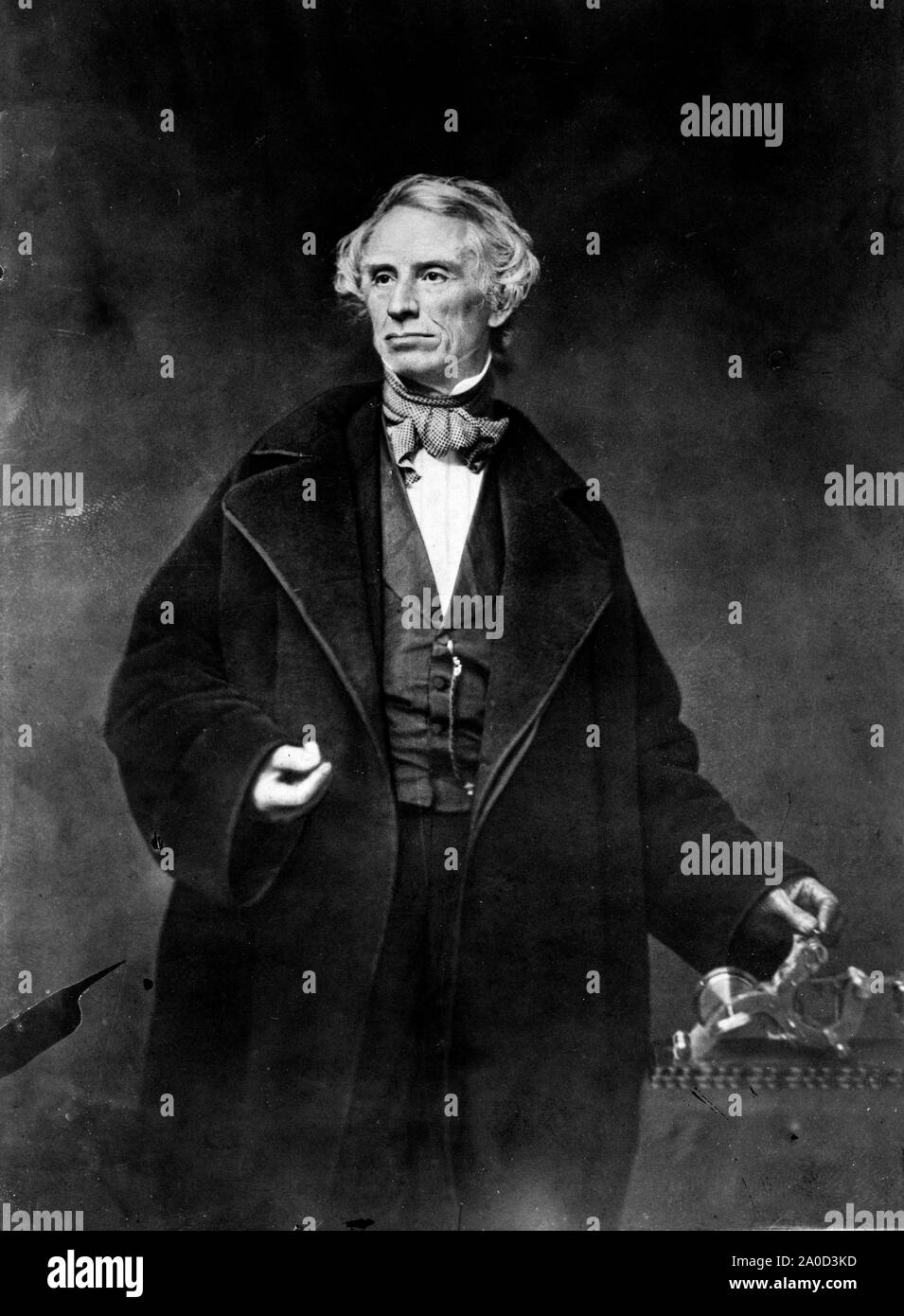 Samuel F.B. Morse, Brustbild, mit der linken Hand auf einem fernschreiber Apparate posiert, mit leicht nach links. Neben der Erfinder von Morse Code, Morse war eine hoch qualifizierte Portrait Maler, Stockfoto