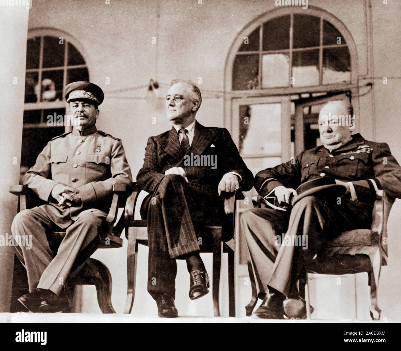 Franklin Delano Roosevelt, Joseph Stalin und Winston Churchill auf dem Portikus der Russischen Botschaft in Teheran, Iran, während der Konferenz von Teheran nach dem Zweiten Weltkrieg hielt am 28. November 1943 bis 1. Dezember 1943. Stockfoto