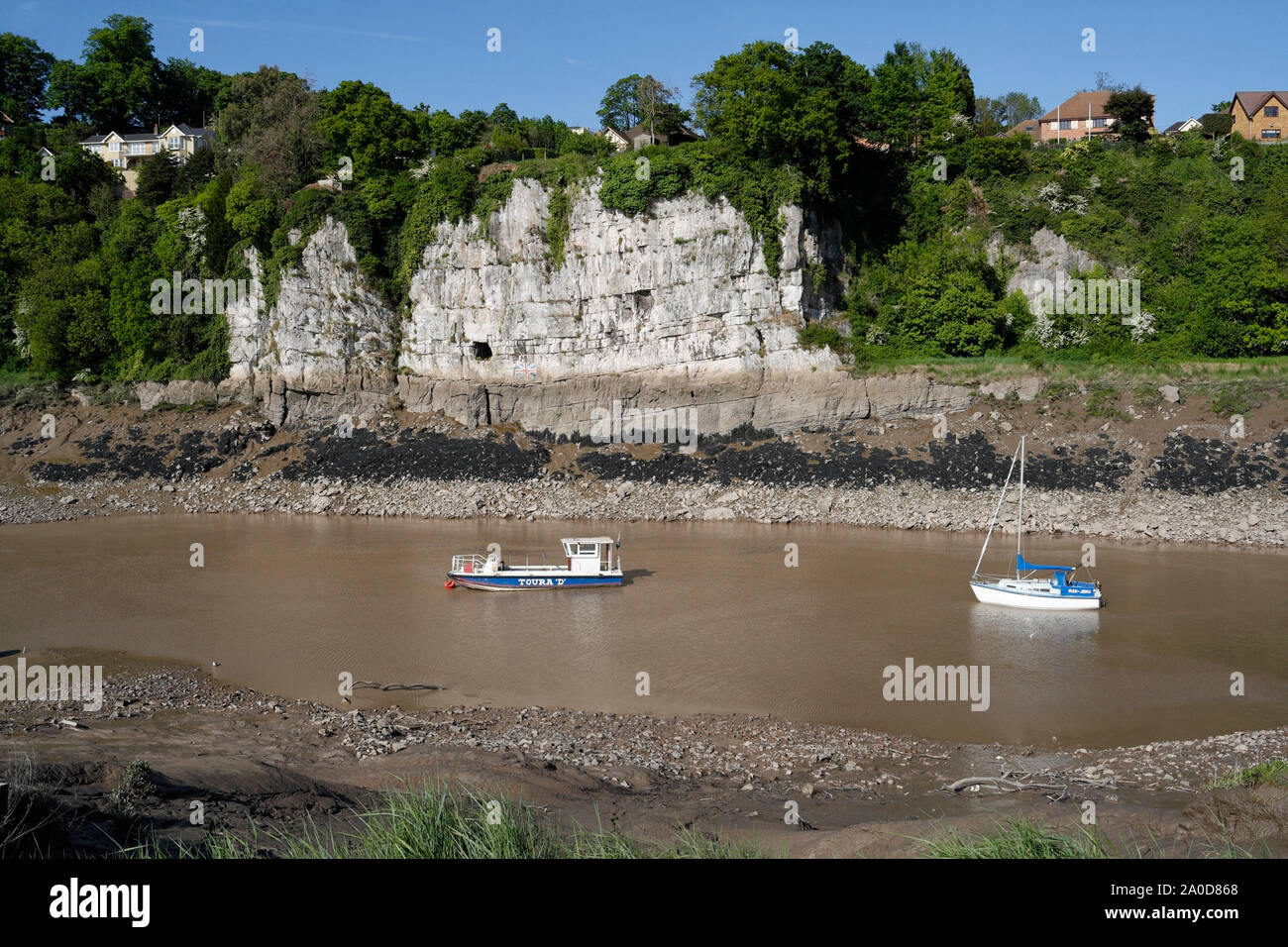 Kleine Boote River Wye in Chepstow, Wales Großbritannien, walisisch englische Grenze Ebbe, britische Küste, Küstenregion Stockfoto