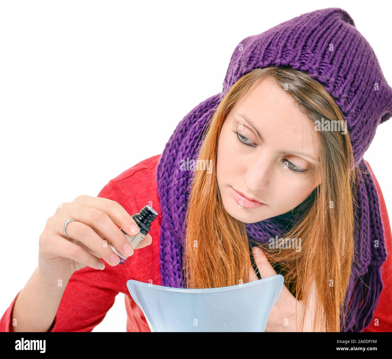 Eine junge Frau mit Erkältungen und Grippe inhaliert ätherische Öle Stockfoto