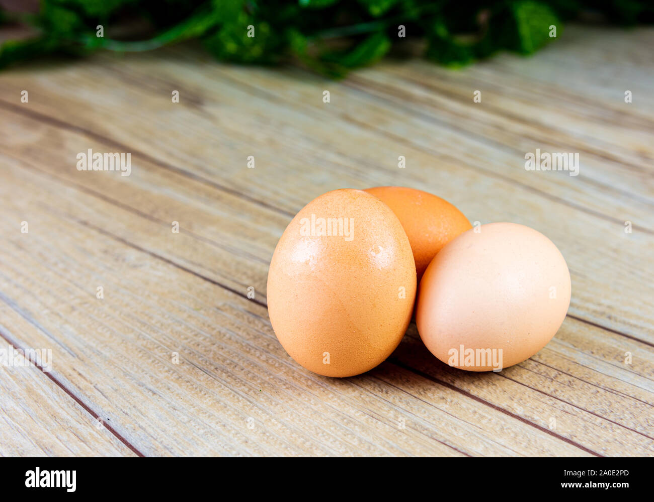 Drei Eier auf einer hölzernen Hintergrund Stockfoto